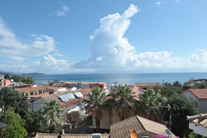 Ubicación cercana a la playa, tumbonas y sombrillas