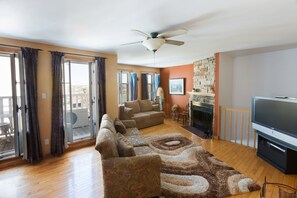 Suite Deluks | Meja kerja, setrika/meja setrika, Wi-Fi gratis, dan seprai linen