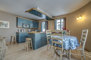 Suite Deluks | Makan di kamar