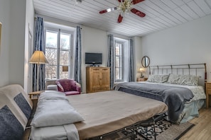 Room, 1 King Bed | Living area | Flat-screen TV - Manoir Sur le Cap (Québec City)