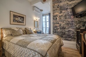 Kamar, 1 Tempat Tidur Double (Small) | Ruang keluarga | TV layar datar