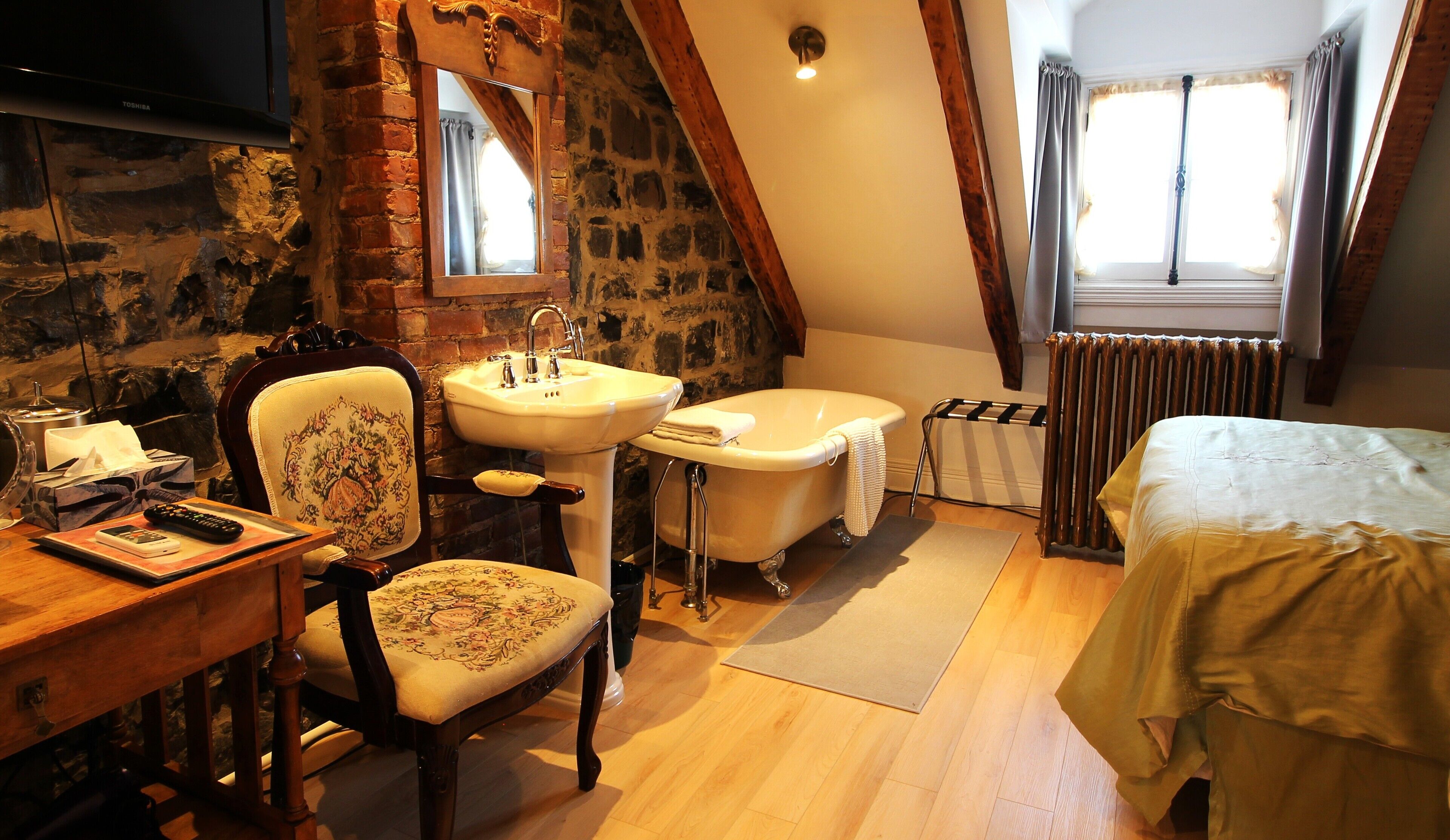 Room, 1 Queen Bed | Desk, iron/ironing board, free WiFi, bed sheets