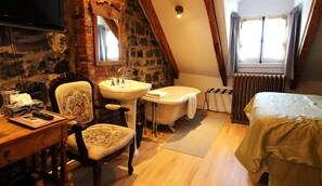 Habitación, 1 cama de matrimonio | Escritorio, tabla de planchar con plancha, wifi gratis y ropa de cama