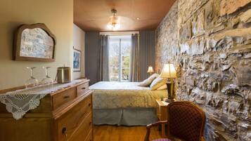 Chambre, 1 grand lit | Bureau, fer et planche à repasser, accès au Wi-Fi (inclus)