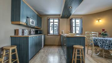 Deluxe Suite | Private kitchen | Fridge, coffee/tea maker