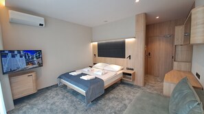 Escritorio, tabla de planchar con plancha y cunas gratuitas