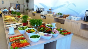 A buffet with various food options and a coffee station. - Verano (Kolobrzeg)
