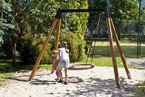 Lasten leikkialue ulkona