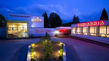 Fachada da propriedade à noite