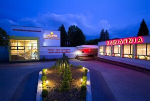 Fachada de la propiedad por la tarde o noche