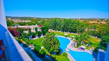 Una piscina al aire libre de temporada