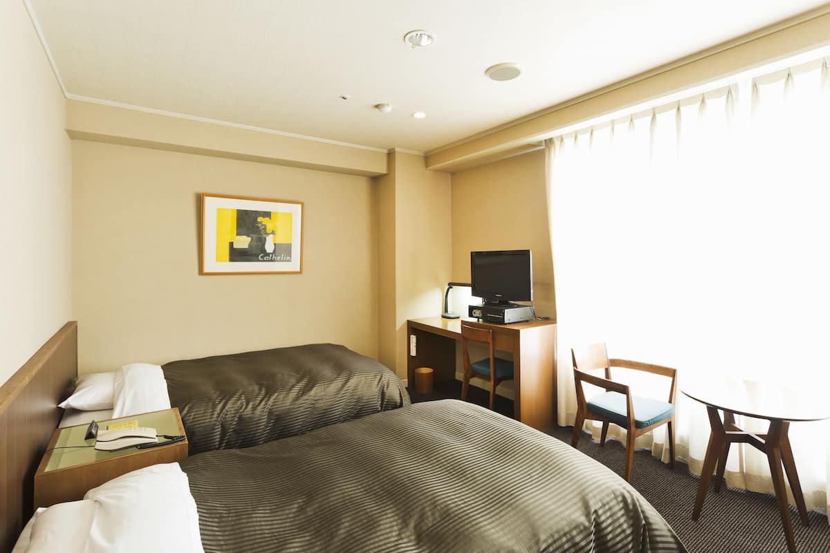 Een minibar, een kluis op de kamer, een bureau, babybedden