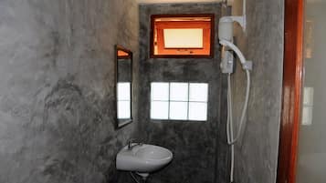 Bungalow | Salle de bain | Douche, articles de toilette gratuits, sĂšche-cheveux