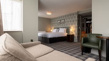 Superior Double or Twin Room with Sofa Bed & Sea View | 客房内保险箱、办公桌、熨斗/熨衣板、免费 WiFi