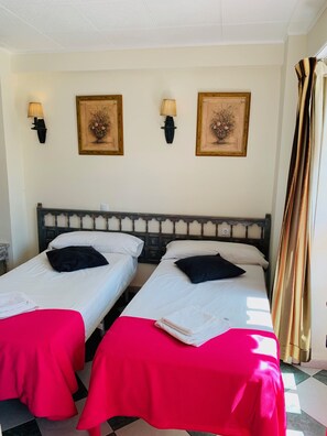 Chambre quadruple, salle de bain privée | Fer et planche à repasser, accès au Wi-Fi (inclus), literie fournie
