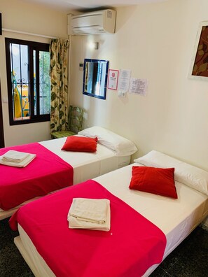 Iron/ironing board, free WiFi, bed sheets - Pension Aduar (Marbella)
