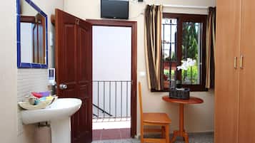 Double Room, Shared Bathroom | Bathroom sink