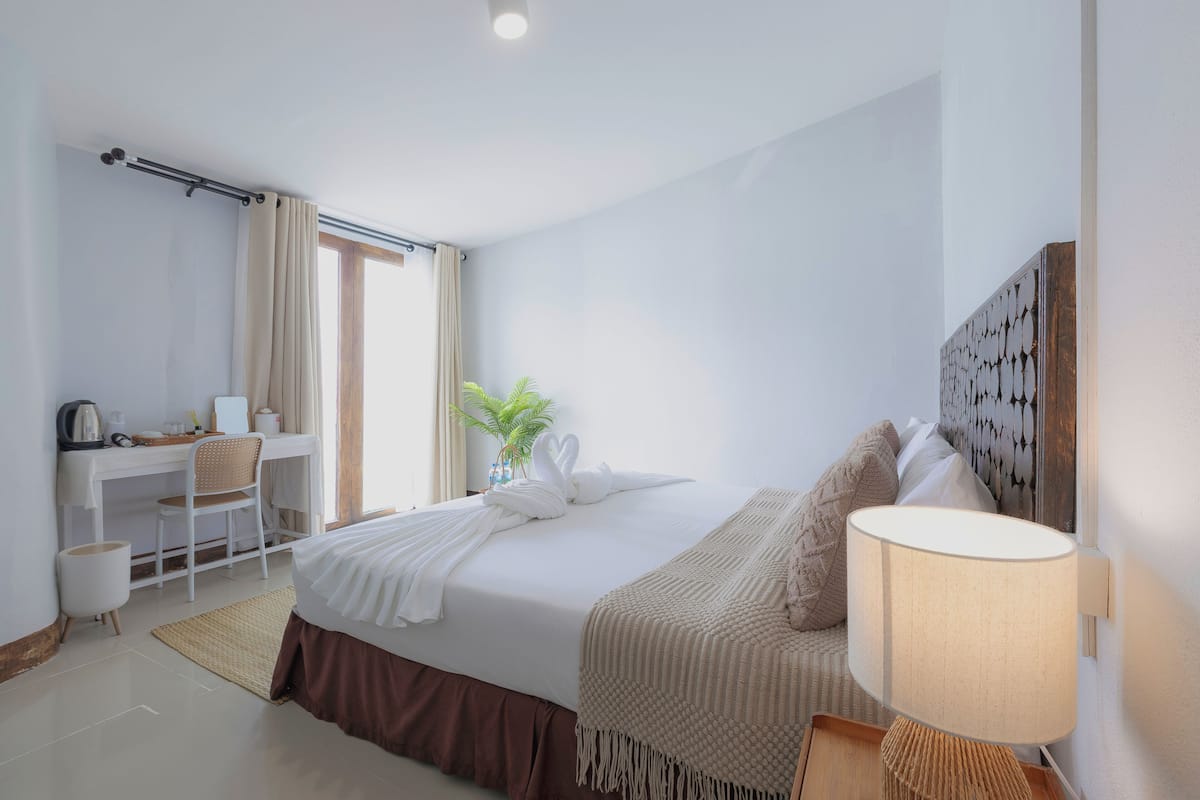 Superior Room, Sea front | Desk, free WiFi, bed sheets