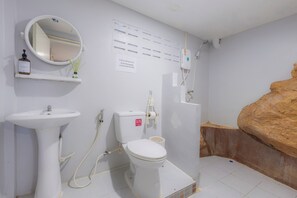 Standard Double room (Air con) | Bad | Dusj, toalettartikler (inkludert), hårføner og håndklær