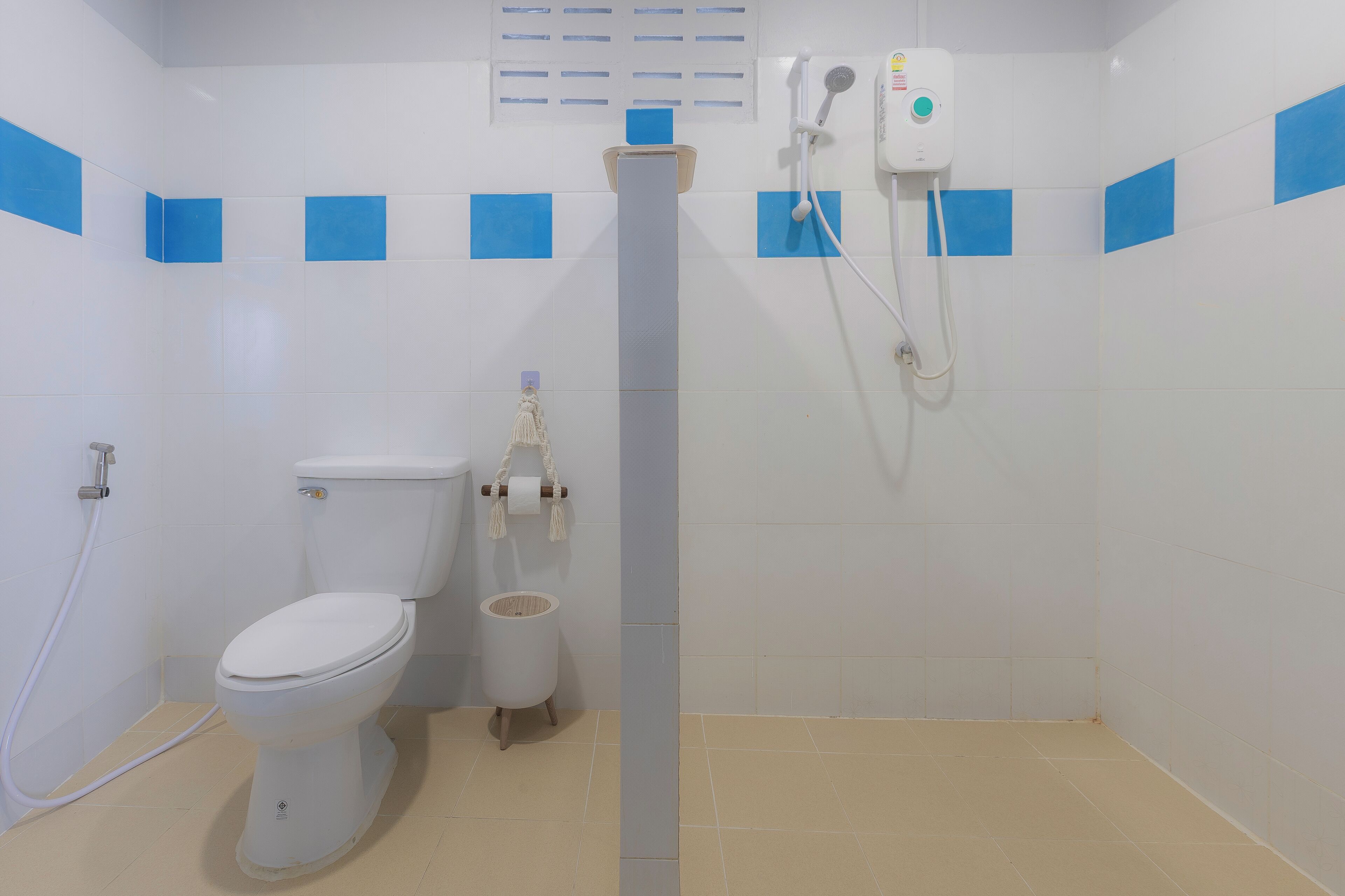Un baño pequeño y limpio con inodoro, bidé y ducha.