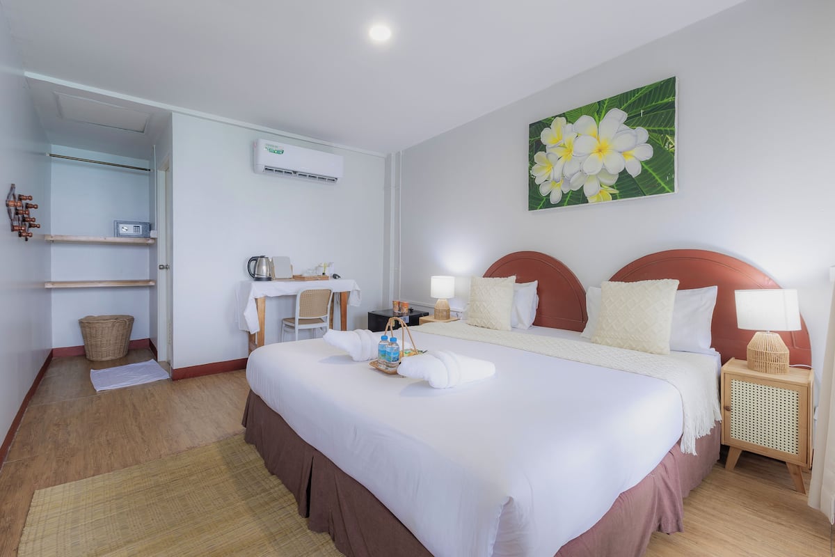 Superior Room, Sea view | Desk, free WiFi, bed sheets