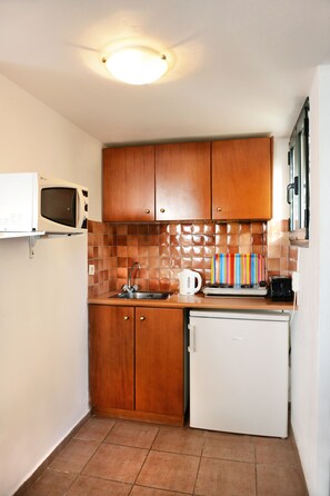 Fridge, microwave, electric kettle, cookware/dishes/utensils - Petra Village (Hersonissos)
