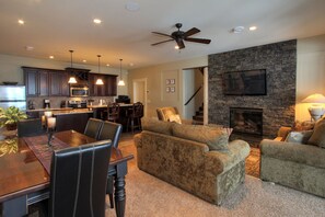 Executive-Suite, 2 Schlafzimmer | Wohnzimmer | 50-Zoll-Flachbildfernseher mit Digitalempfang, Fernseher, Kamin