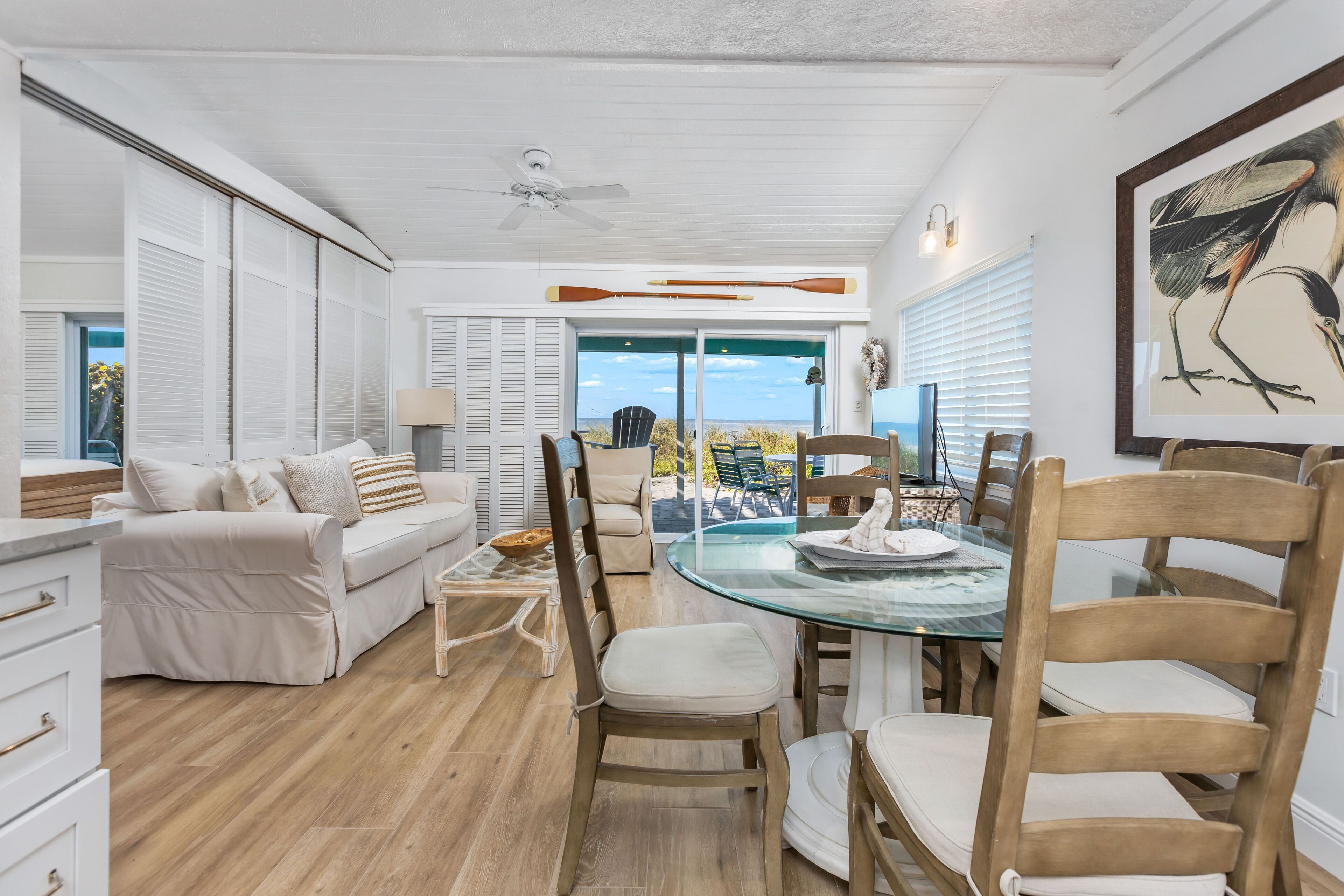 Deluxe Villa, 2 Bedrooms, Beach View, Beachfront | Ruang tamu | TV skrin rata 