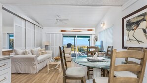 Villa – deluxe, 2 soverom, strandutsikt, ved strandkanten | Oppholdsområde | Flatskjerm-TV