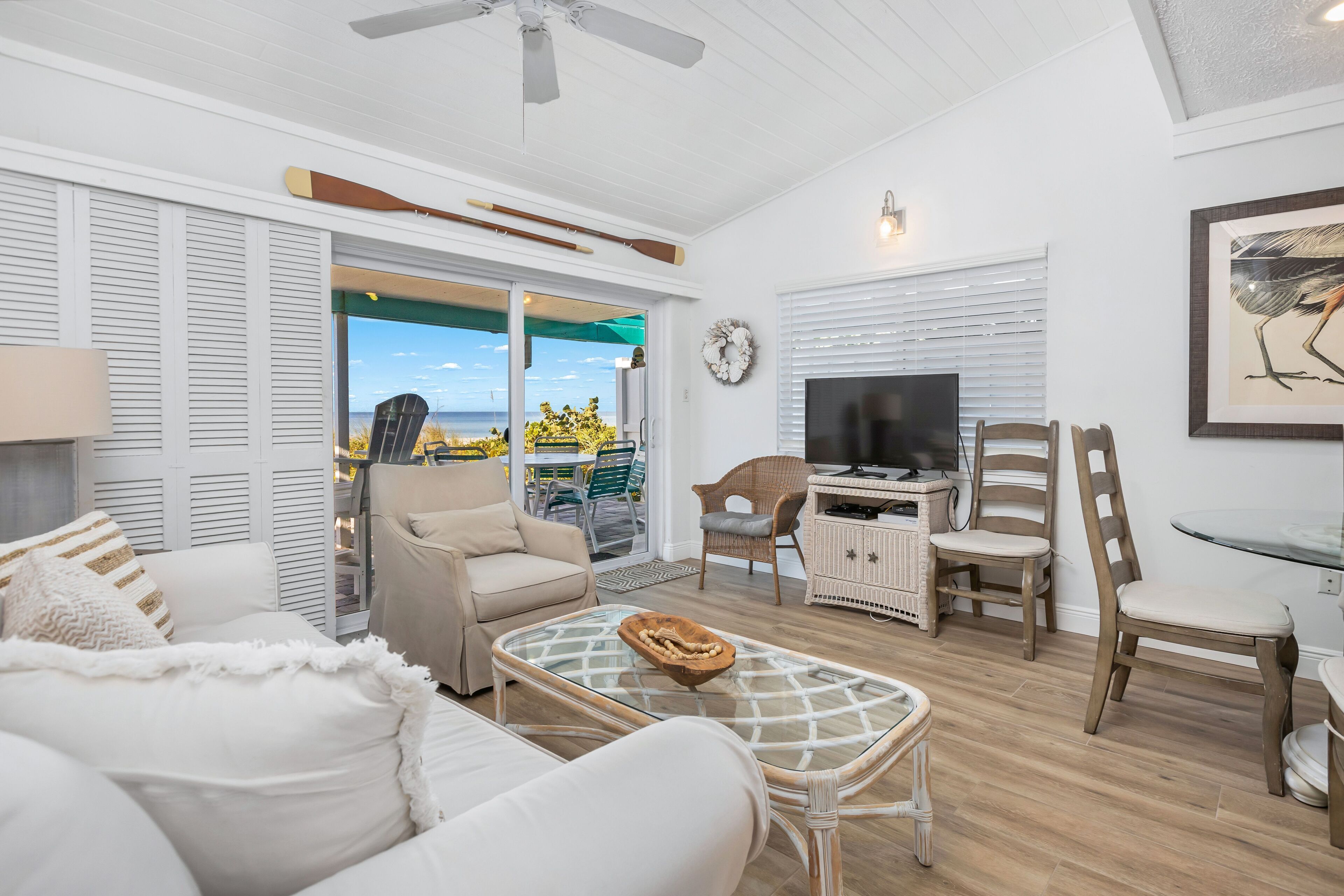 Deluxe Villa, 2 Bedrooms, Beach View, Beachfront | Ruang tamu | TV skrin rata 