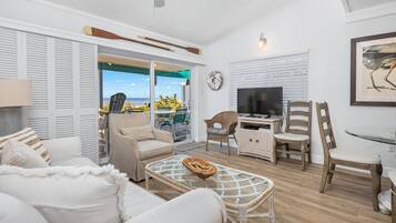 Deluxe Villa, 2 Bedrooms, Beach View, Beachfront | Ruang tamu | TV skrin rata