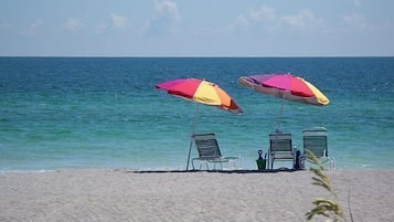 Rannalla, valkoista hiekkaa