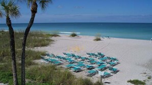 På stranden og hvit sand