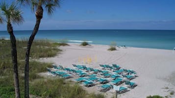 På stranden och vit sandstrand