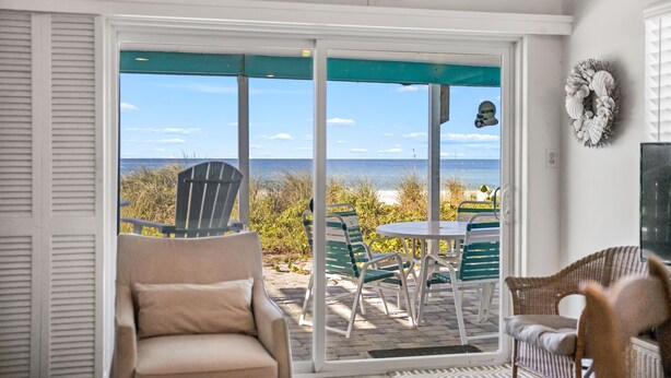 Villa – deluxe, 2 soverom, strandutsikt, ved strandkanten | Oppholdsområde | Flatskjerm-TV