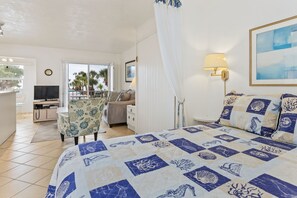 Studio with Balcony | Oppholdsområde | Flatskjerm-TV