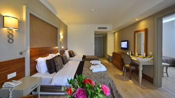 Deluxe Room Pool View | Sengetøy av topp kvalitet, minibar (inkludert) og skrivebord