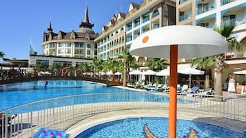 室內游泳池和2 座室外游泳池,提供泳池遮陽傘和日光浴躺椅