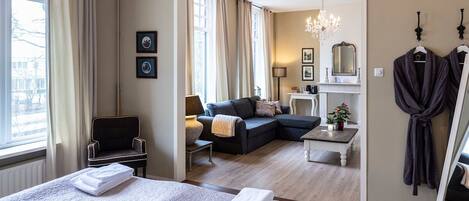 Superior tweepersoonskamer | Een minibar, een kluis op de kamer, een bureau, gratis wifi