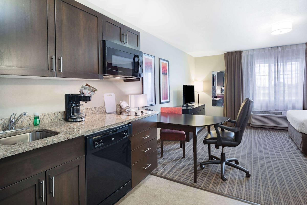 premium bedding, in-room safe, desk, laptop workspace