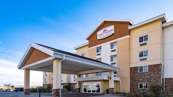 Experience the sleek design of this hotel, featuring a flat roof and modern architecture.