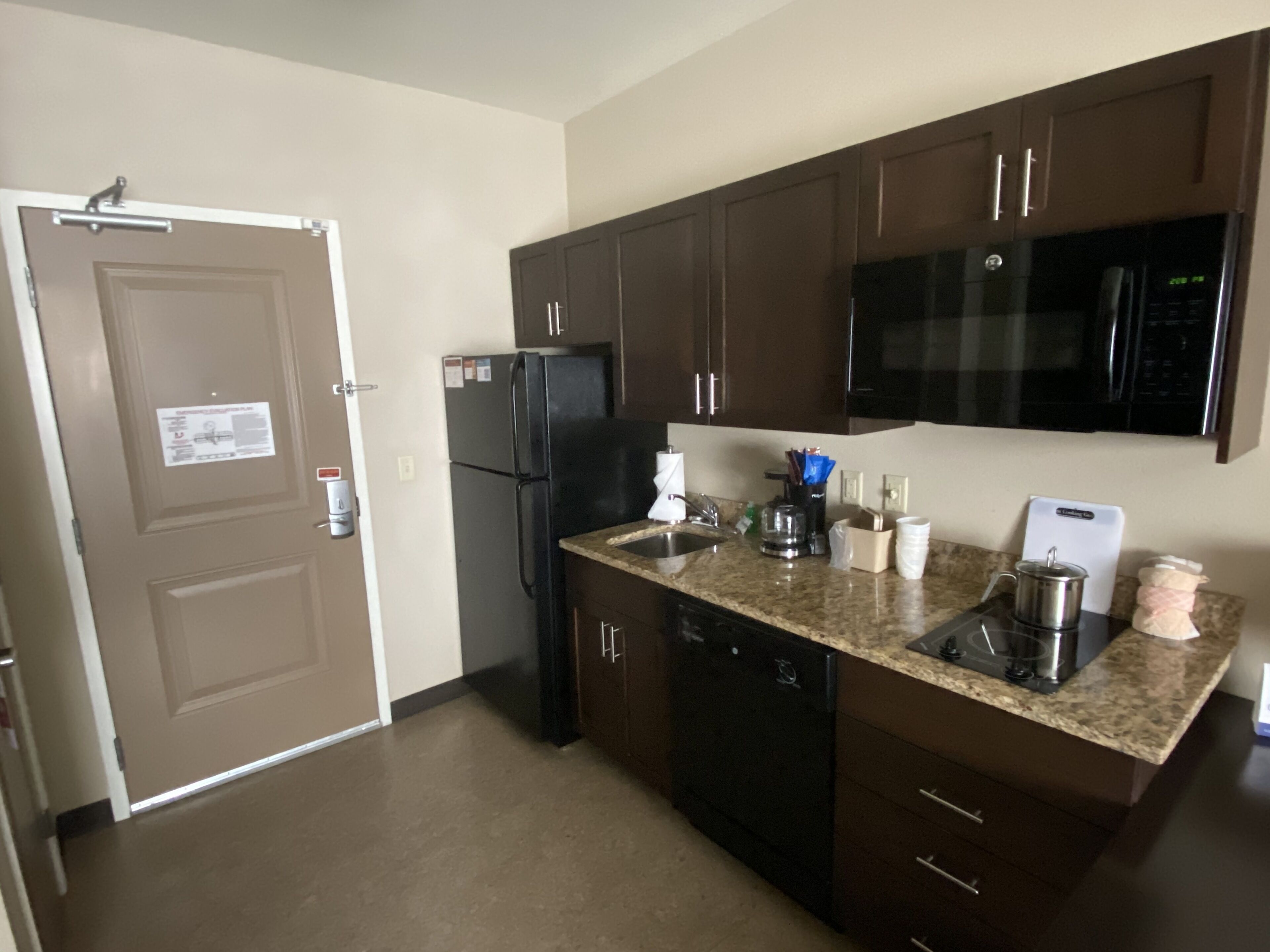 full-sized fridge, microwave, oven, stovetop