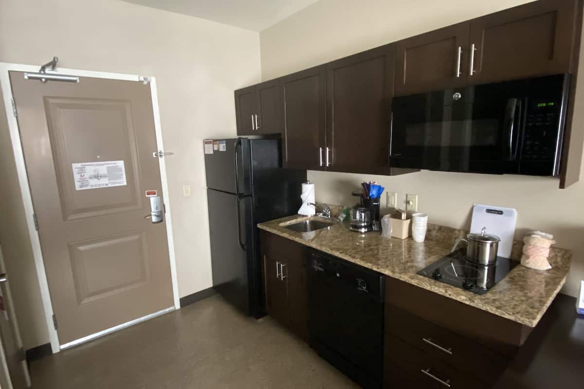 full-sized fridge, microwave, oven, stovetop