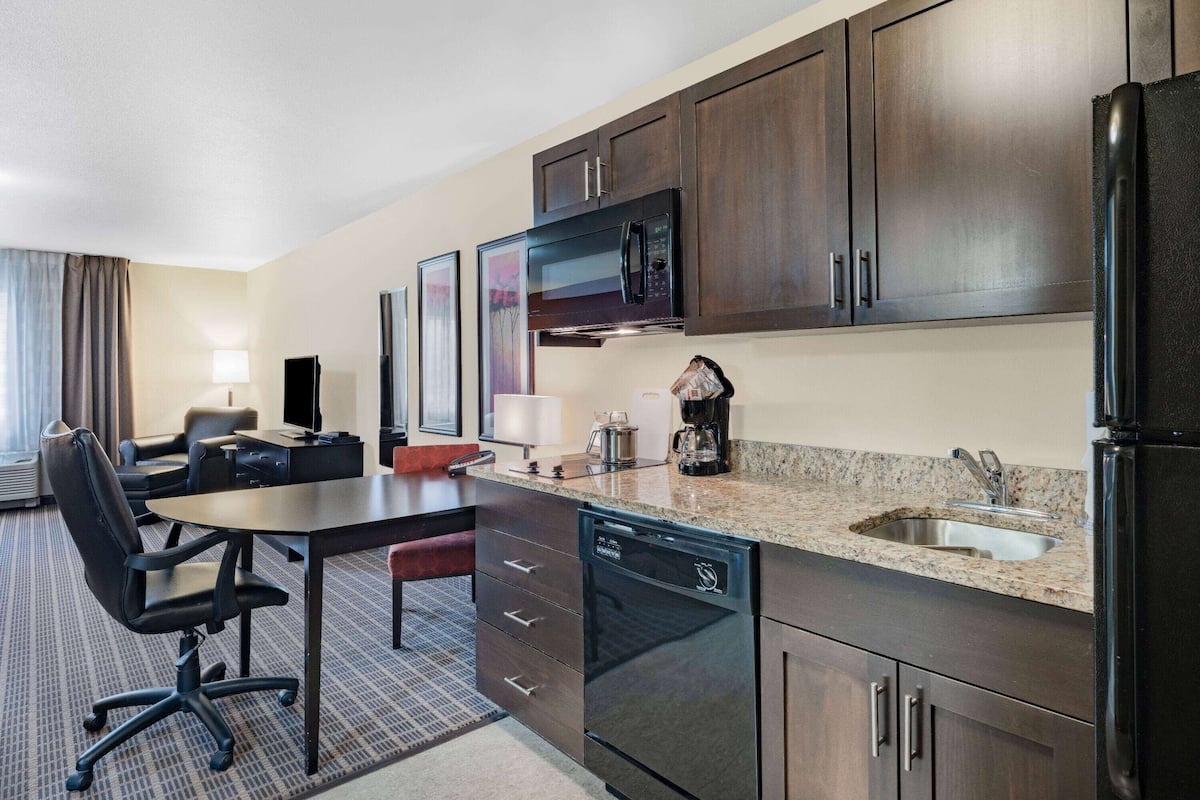 premium bedding, in-room safe, desk, laptop workspace