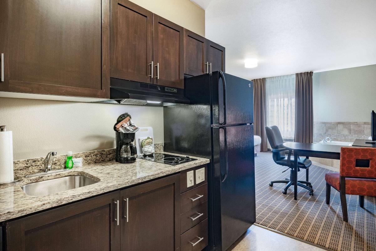 studio suite, 1 king bed, non smoking | premium bedding, in-room safe, desk, laptop workspace