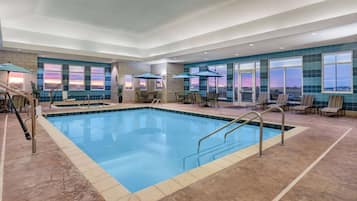 Piscine couverte, accÚs possible de 08 h 00 à 23 h 00, chaises longues