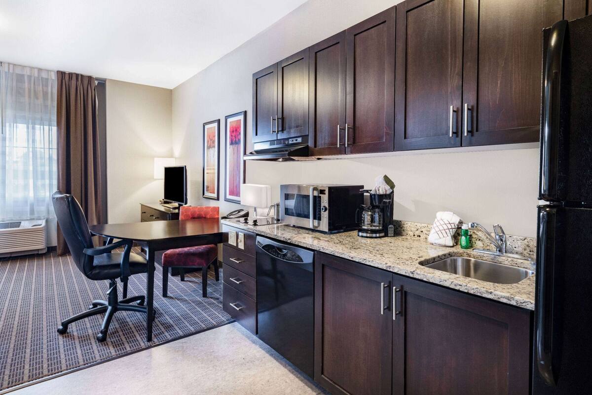 premium bedding, in-room safe, desk, laptop workspace