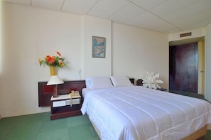 Roupas de cama premium, escrivaninha, cortinas blackout
