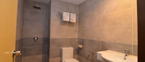 Ein Badezimmer mit Toilette, Dusche und Waschbecken.