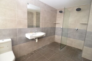 Shower, rainfall showerhead, hair dryer, towels - Oriental Hotel (George Town)